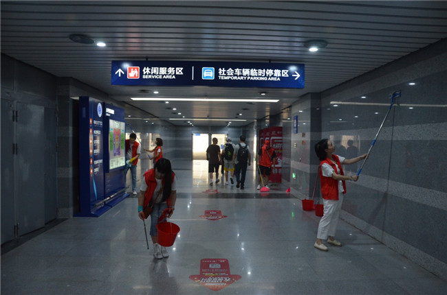 城投集團開展“創(chuàng)衛(wèi)迎暗訪、全城大掃除”主題志愿活動